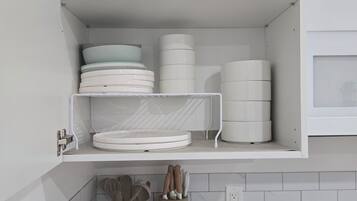 Refrigerador, microondas, parrilla de estufa y cafetera y tetera