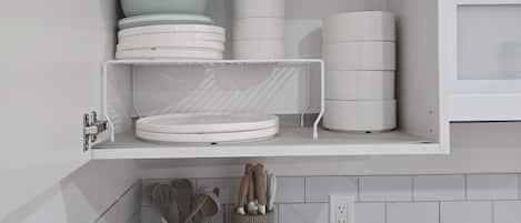 Refrigerador, microondas, parrilla de estufa y cafetera y tetera