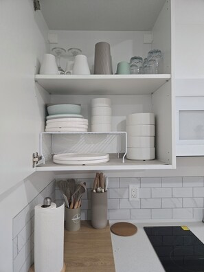 Refrigerador, microondas, parrilla de estufa y cafetera y tetera