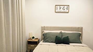 Tabla de planchar con plancha, wifi gratis y ropa de cama