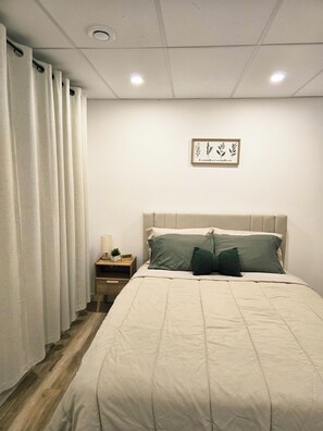 Tabla de planchar con plancha, wifi gratis y ropa de cama