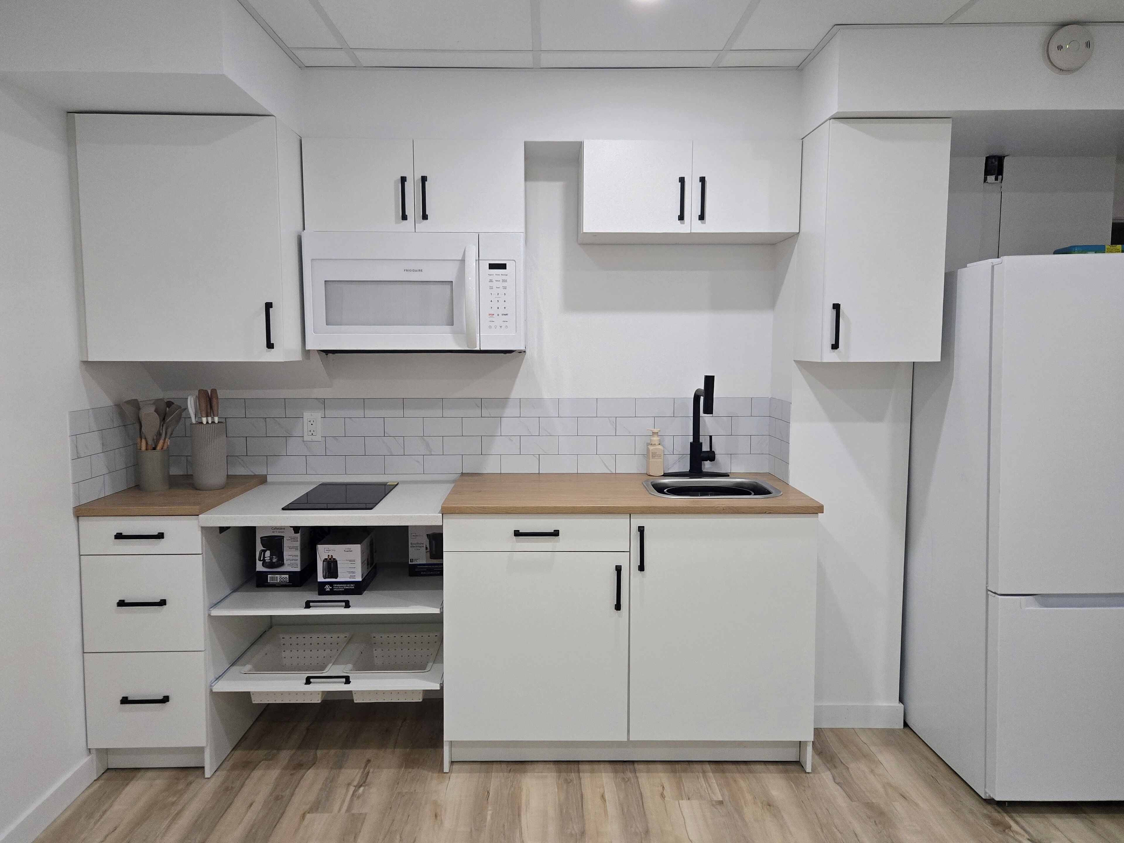 Réfrigérateur, micro-ondes, plaque de cuisson, cafetière/bouilloire