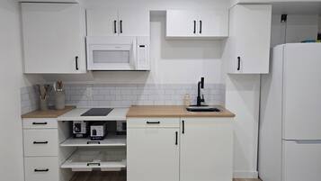 Réfrigérateur, micro-ondes, plaque de cuisson, cafetiÚre/bouilloire