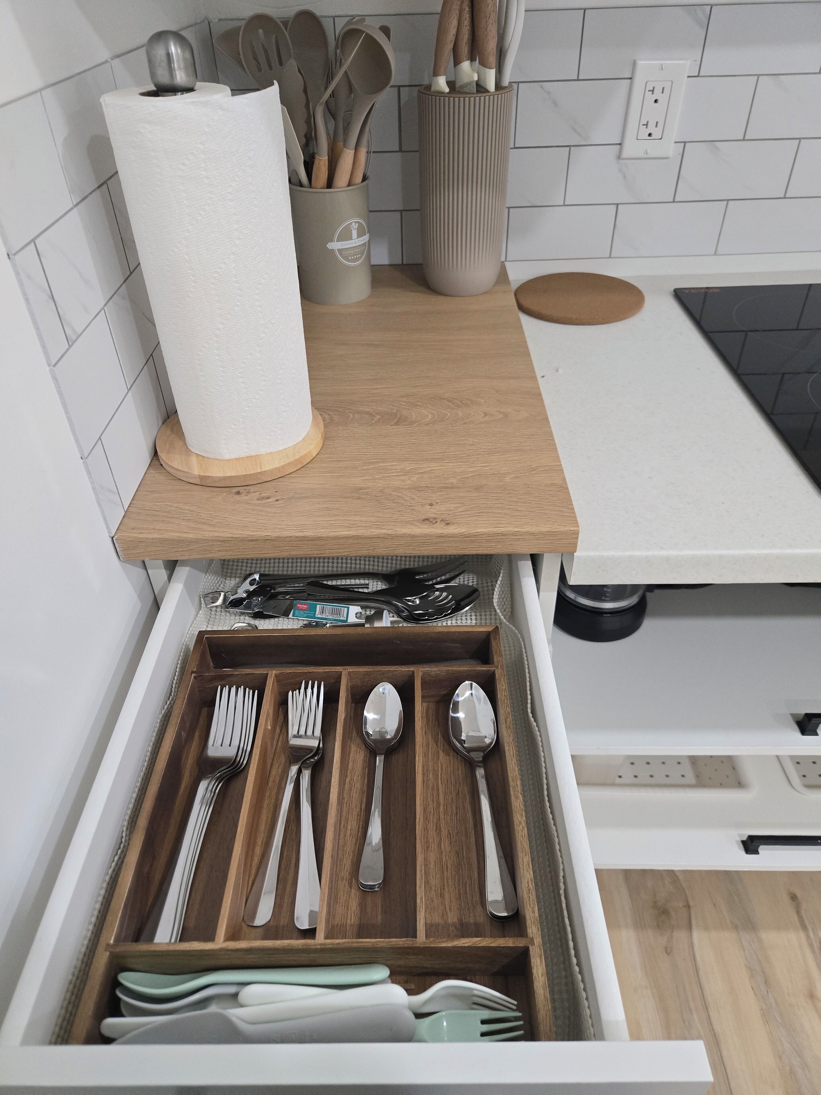 Réfrigérateur, micro-ondes, plaque de cuisson, cafetière/bouilloire