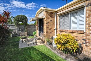 Terrace/patio - Cosy, Charming, Central Caloundra Getaway (Sunshine Coast)