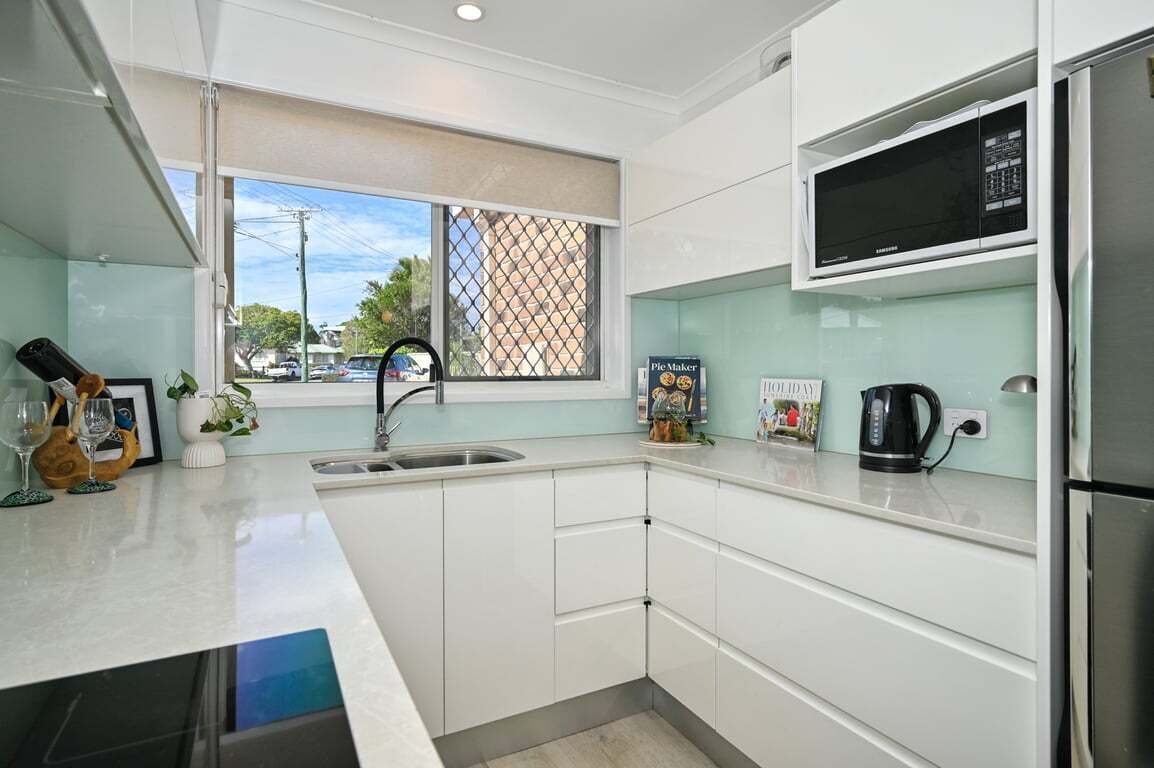 Horno, parrilla de estufa, lavavajillas y cafetera y tetera 