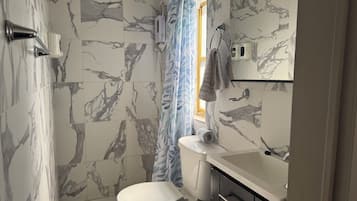 SĂšche-cheveux, serviettes fournies, savon, papier toilette