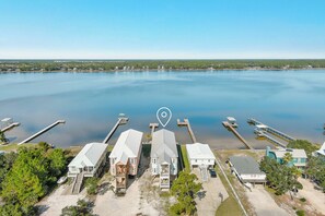 Una marina con barcos amarrados, una hilera de casas y un lago tranquilo.