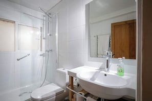 Secadora de cabello, toallas, jabón, papel de baño 