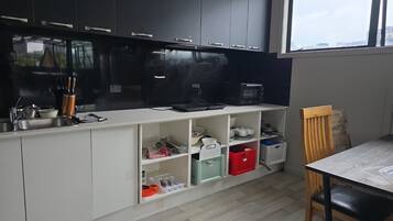 Kjøleskap, mikrobølgeovn, ovn og kokeplater