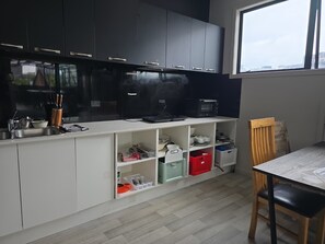 大型冷蔵庫、電子レンジ、オーブン、コンロ