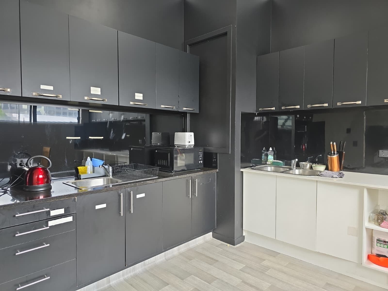 Full-size fridge, microwave, oven, stovetop