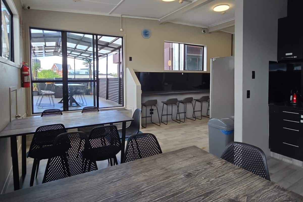 Quarto casal básico, para não fumantes, banheiro compartilhado | Área de estar