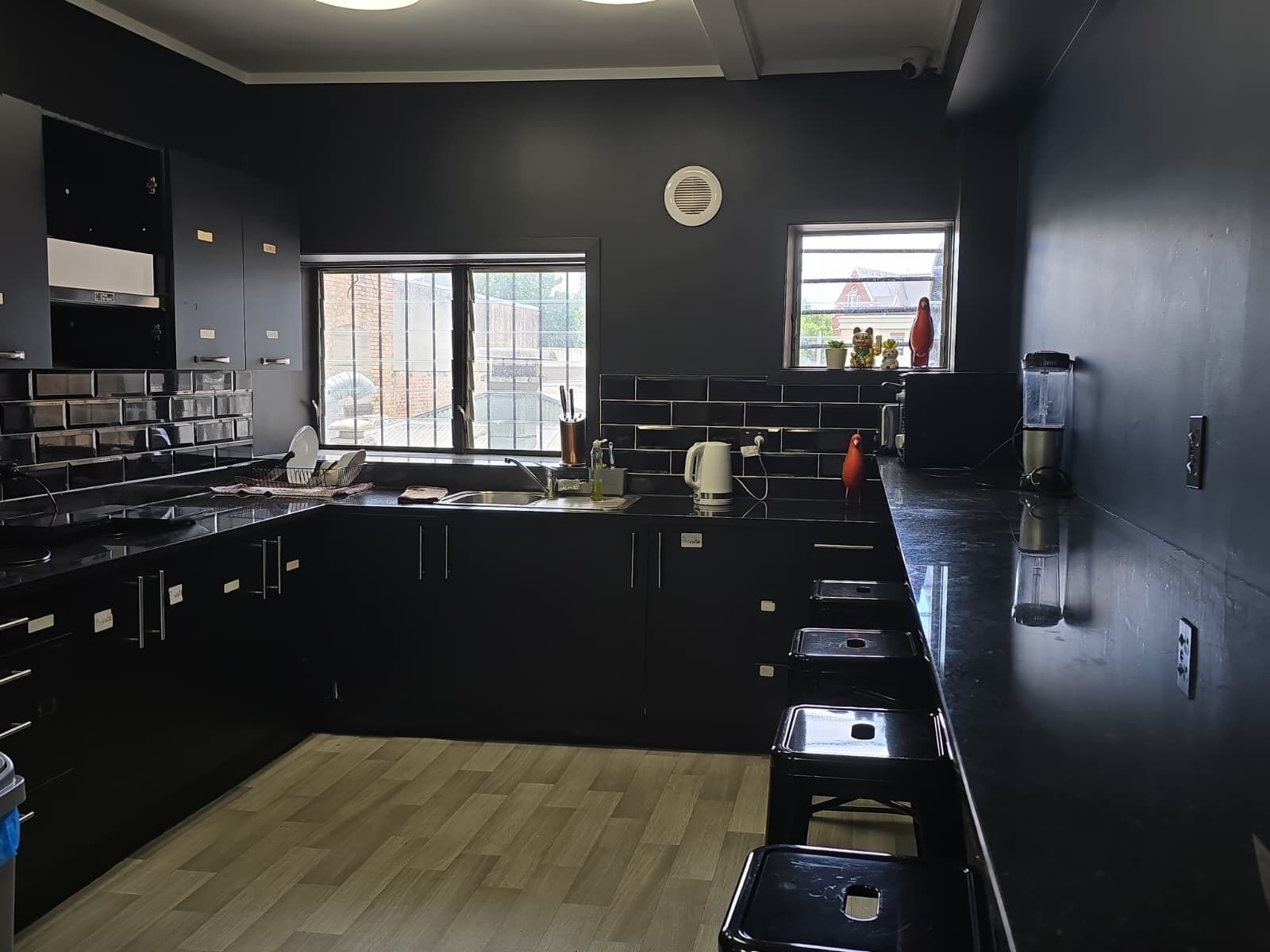 Geladeira grande, micro-ondas, fogão, cooktop