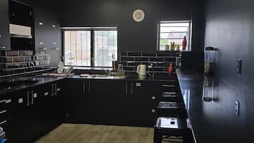 Geladeira grande, micro-ondas, fogão, cooktop