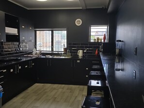 Full-sized fridge, microwave, oven, stovetop - SpinCity Lodge Auckland (Auckland)