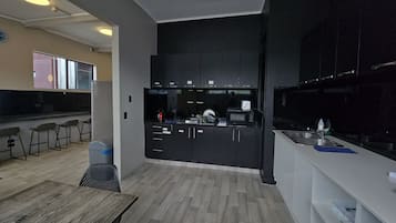 Geladeira grande, micro-ondas, fogão, cooktop