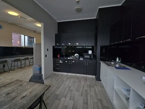 Full-sized fridge, microwave, oven, stovetop - SpinCity Lodge Auckland (Auckland)