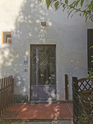 Exterior detail - COURTESY124 Family apartment within walking distance of the center (Pisa)