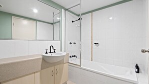 Douche, sèche-cheveux, serviettes fournies
