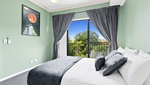 Iron/ironing board, WiFi, bed sheets - Moon Dusk Loft on Accent with Shared Pool and City Views (Cairns City)