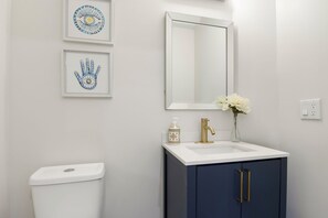 Haartrockner, Handtücher, Seife, Toilettenpapier