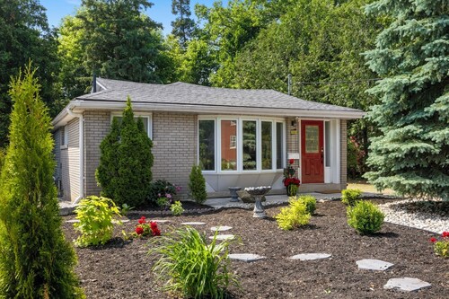 Modern & Cozy 3 Bd Retreat Near GGH · Downtown · University of Guelph · +Parking