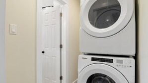 Een wasserette met twee Whirlpool wasmachines, boven elkaar geplaatst.