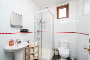 Shower, hair dryer, towels, soap - Beautiful 3-bedroom apartment in London perfect for your stay (London)