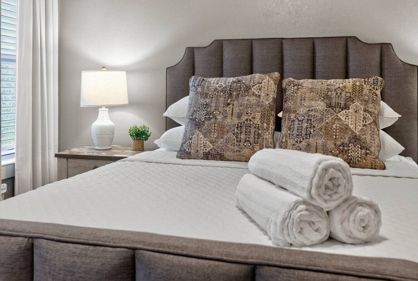 4 makuuhuonetta, tallelokero huoneessa, työpöytä, silitysrauta/-lauta