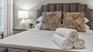 4 makuuhuonetta, tallelokero huoneessa, työpöytä, silitysrauta/-lauta