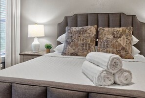 4 makuuhuonetta, tallelokero huoneessa, työpöytä, silitysrauta/-lauta