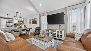 Smart TV, chimenea, videojuegos y futbolito