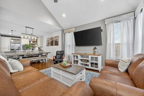 Älytelevisio, takka, videopelejä, pöytäjalkapallopöytä