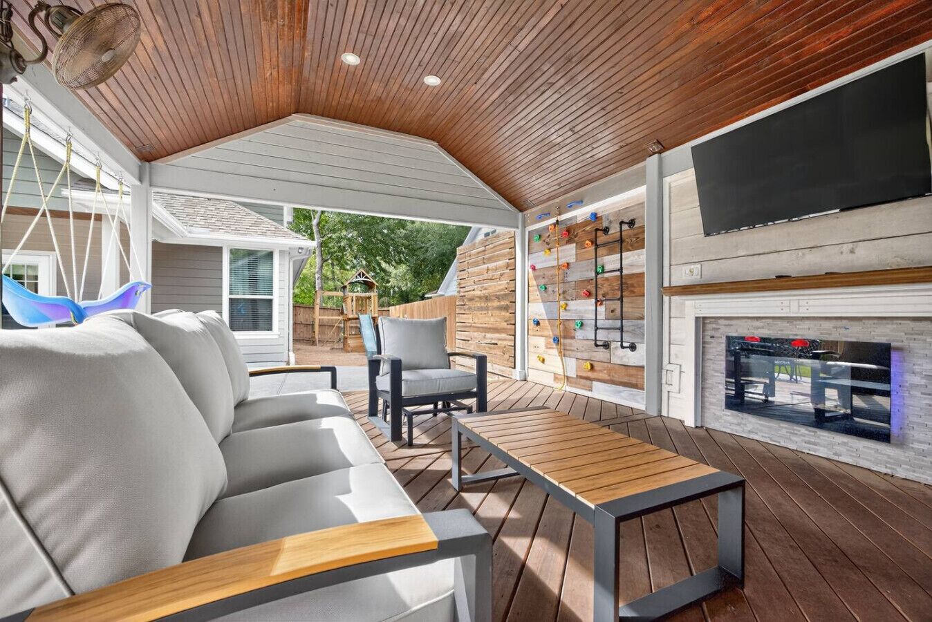 Älytelevisio, takka, videopelejä, pöytäjalkapallopöytä