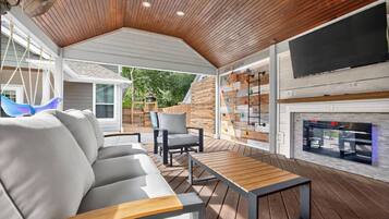 Älytelevisio, takka, videopelejä, pöytäjalkapallopöytä