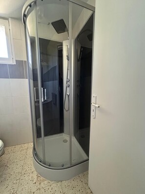 Douche, sèche-cheveux, serviettes fournies, papier toilette