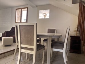 Dining - Gîte des Chevaliers - Château Périès (Nissan-lez-Enserune)