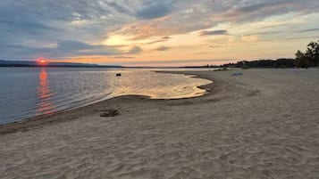 Chaises longues, serviettes de plage