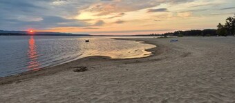 Relax and rewind in picturesque Constance Bay ON
45 min drive to downtown Ottawa