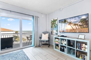 Smart TV, table football, ping pong - Oceanfront 2BR Condo with Large Balcony & Beach Access! 🌴 (Satellite Beach)