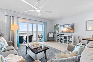 Smart TV, table football, ping pong - Oceanfront 2BR Condo with Large Balcony & Beach Access! 🌴 (Satellite Beach)