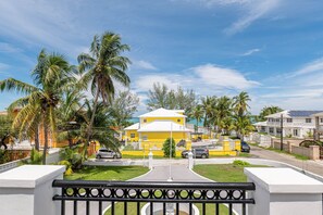 Property grounds - Villa By the Beach - Sleeps 8 (Nassau)