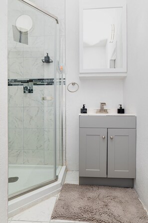 Shower, jetted bath, hair dryer, towels - Villa By the Beach - Sleeps 8 (Nassau)