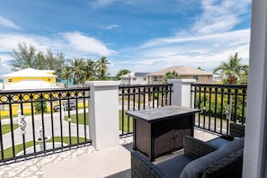 Property grounds - Villa By the Beach - Sleeps 8 (Nassau)