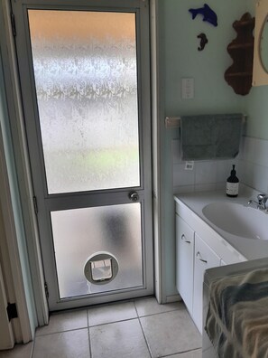 Shower, towels, soap, toilet paper - Back to basics. Handy cottage close to beach. (Kawhia)