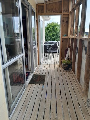 Outdoor dining - Back to basics. Handy cottage close to beach. (Kawhia)
