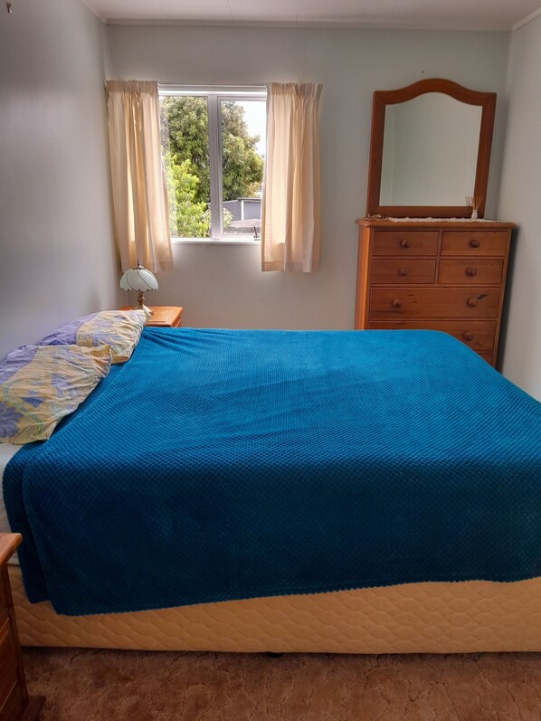 2 bedrooms - Back to basics. Handy cottage close to beach. (Kawhia)