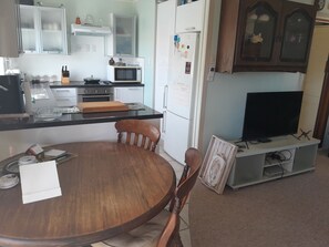 Fridge, microwave, oven, stovetop - Back to basics. Handy cottage close to beach. (Kawhia)