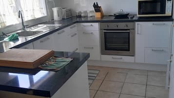 Een koelkast, een magnetron, een oven, een kookplaat